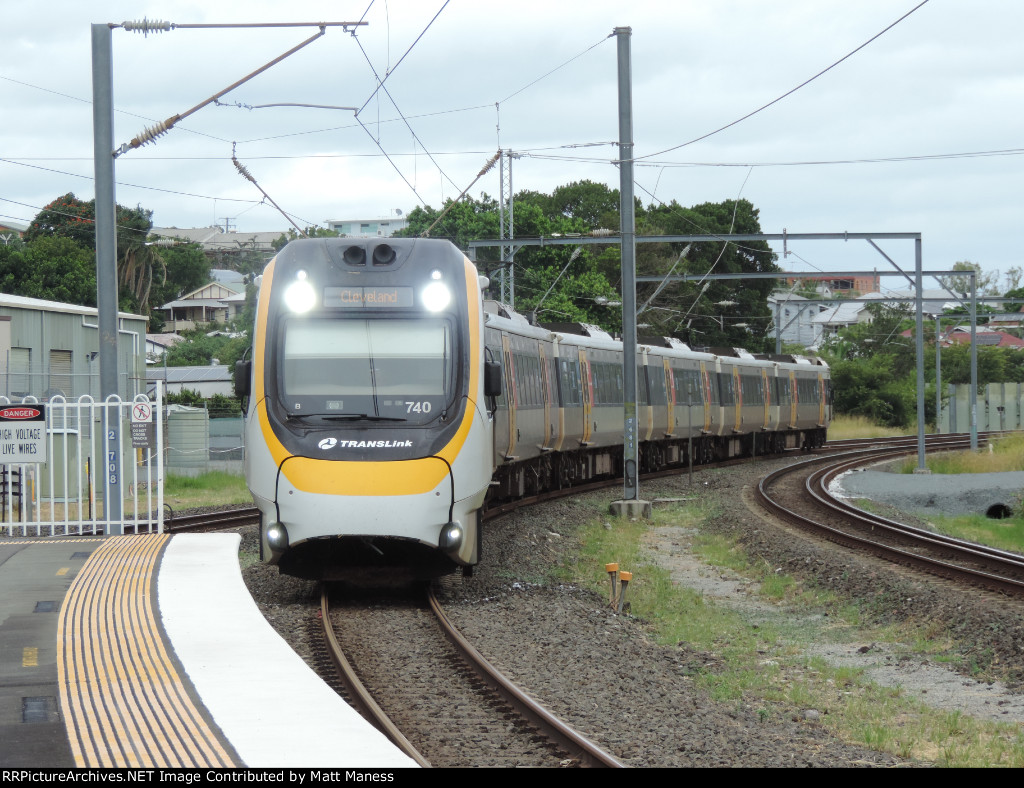 Comuter arriving to Coorparoo